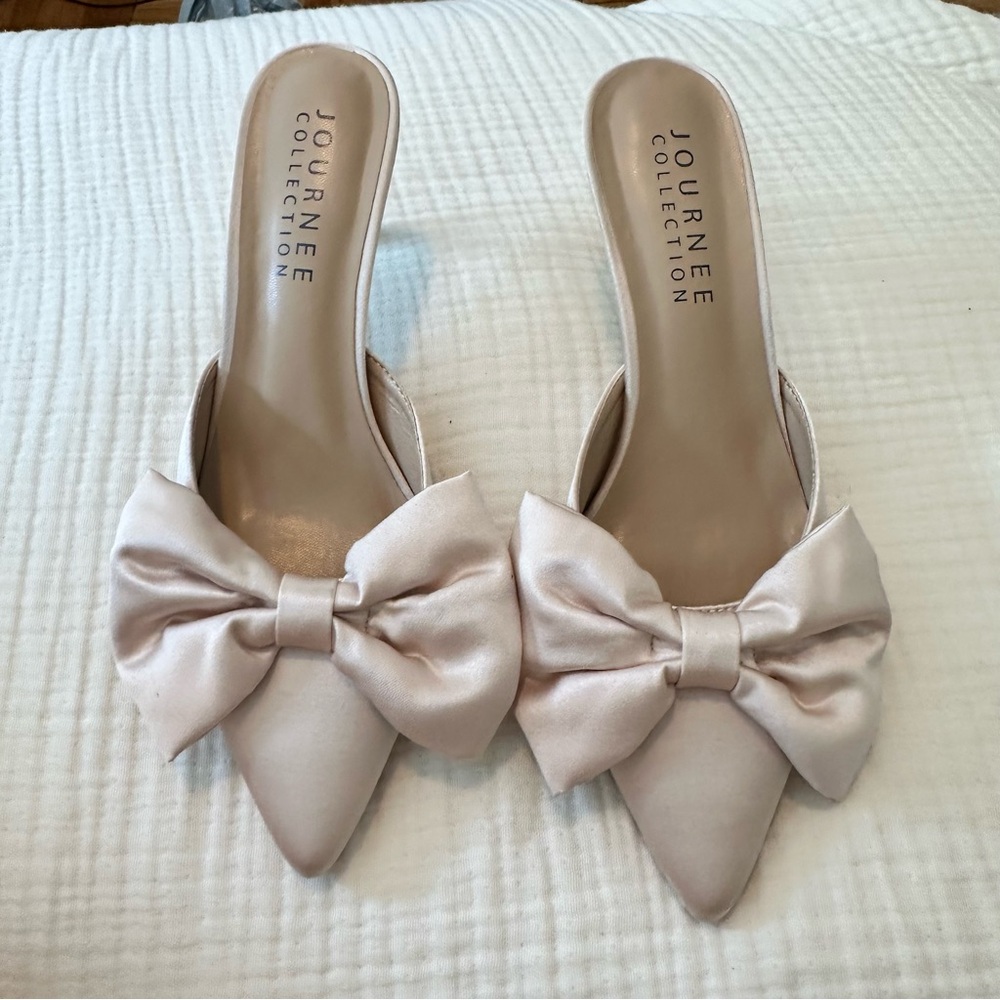 Journee Collection Tiarra Bow Heels Ivory Pink Pointed Toe Bridal Wedding Satin - Picture 4 of 7